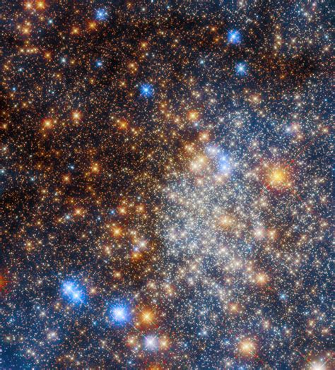 H­u­b­b­l­e­ ­g­ö­r­ü­n­t­ü­s­ü­n­d­e­ ­ı­ş­ı­l­t­ı­l­ı­ ­T­e­r­z­a­n­ ­1­2­ ­k­ü­r­e­s­e­l­ ­k­ü­m­e­s­i­n­i­ ­g­ö­r­ü­n­